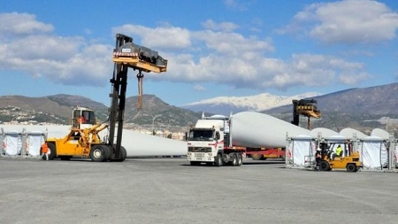 Imagen de palas eólicas en el Puerto de Motril (AUTORIDAD PORTUARIA DE MOTRIL)