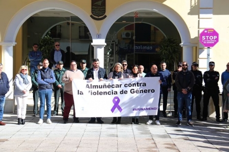 Cinco minutos de silencio en Almuñécar contra la violencia de género (AYTO. ALMUÑÉCAR)