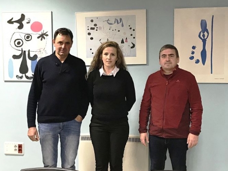 El Presidente de la Comunidad, José Ramón Valero (izquierda), junto a la alcaldesa de Caniles, María del Pilar Vázquez y el Técnico Pedro Castillo, tras recibir la Autorización Ambiental (AGAPRO) El Presidente de la Comunidad, José Ramón Valero (izquierda), junto a la alcaldesa de Caniles, María del Pilar Vázquez y el Técnico Pedro Castillo, tras recibir la Autorización Ambiental (AGAPRO)