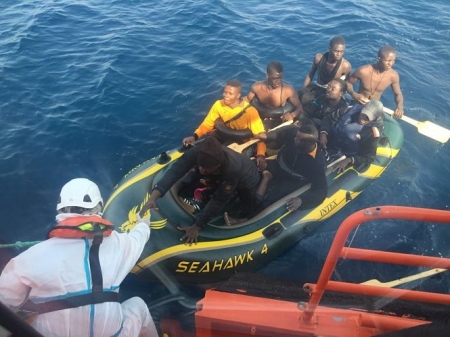 Rescate de inmigrantes en aguas del Estrecho por la Salvamar Gadir en una imagen de archivo (EUROPA PRESS/SALVAMENTO MARÍTIMO) Rescate de inmigrantes en aguas del Estrecho por la Salvamar Gadir en una imagen de archivo (EUROPA PRESS/SALVAMENTO MARÍTIMO)