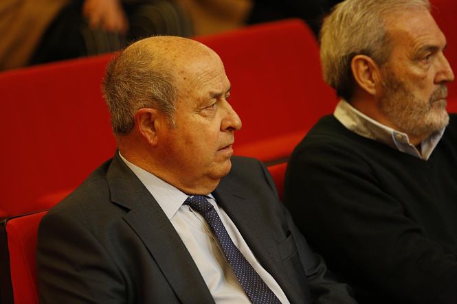 José Torres Hurtado, en el banquillo por el caso Serrallo, junto a Manuel Lorente, otro de los acusados (EUROPA PRESS-ÁLEX CÁMARA) 
