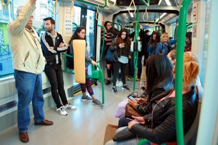 Imagen de los pasajeros viajando en el Metro de Granada (JUNTA DE ANDALUCÍA) 