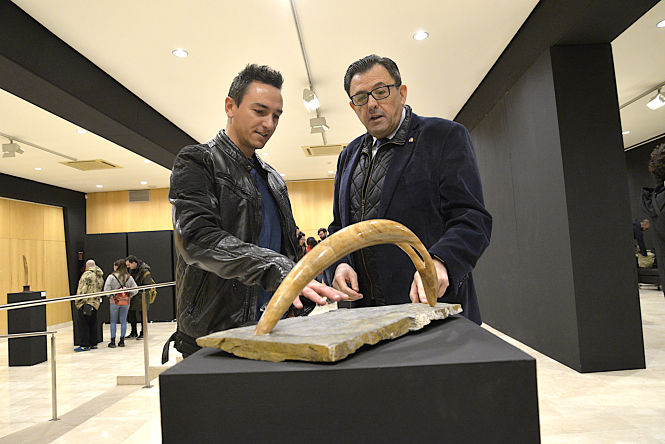 El Concejal de Juventud, Carlos Ruiz Cosano ha inaugurado la expocisión (JAVIER ALGARRA)