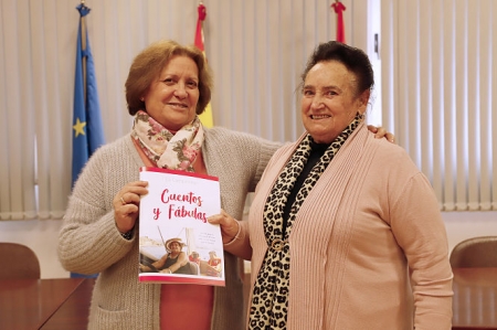 `La Tilli` y de la escritora con la concejala de Educación de Huétor Tájar (AYTO. HUÉTOR TÁJAR)