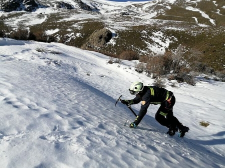 Imagen de un bombero formándose en terreno nevado (AYUNTAMIENTO DE GUADIX) Imagen de un bombero formándose en terreno nevado (AYUNTAMIENTO DE GUADIX)