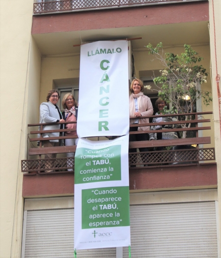 Puesta de la pancarta en el Ayuntamiento (AYTO. MOTRIL) 