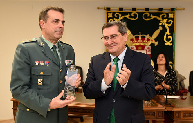 José Entrena entrega la placa al coronel jefe de la Comandancia de la Guardia Civil de Granada (J. GROSSO / DIPGRA)