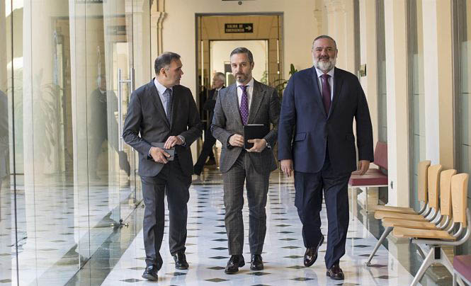 El consejero de Hacienda, Industria y Energía, Juan Bravo, el consejero delegado de Cetursa Sierra Nevada, Jesús Ibáñez, y el delegado del Gobierno andaluz en Granada, Pablo García. (JUNTA DE ANDALUCÍA)