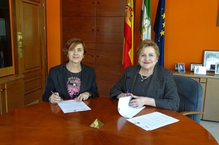 Momento de la firma entre Teresa Millán, directora de Asuntos Corporativos de Lilly España, y Blanca Fernández-Capel Baños, directora gerente de la Escuela Andaluza de Salud Pública (EASP)