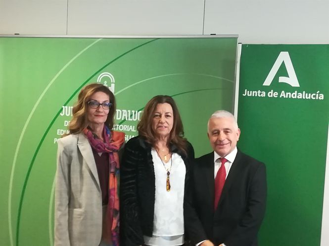 Imagen de la delegada de Educación de la Junta en Granada, Ana Berrocal, junto a la viceconsejera de Educación y Deporte, María del Carmen Castillo, y el presidente del Consejo Escolar de Andalucía, Jose Antonio Funes (EUROPA PRESS) 