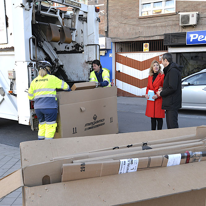 Inicio de la campaña de recogida de cartones en el Zaidín (JAVIER ALGARRA)
