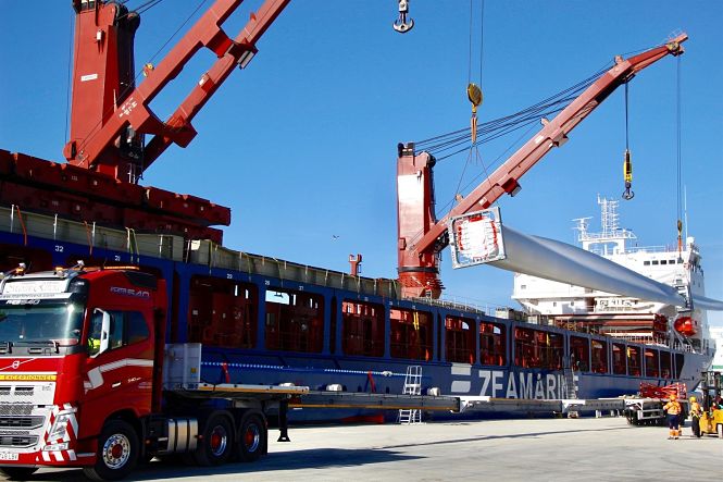 Imagen del proceso de carga de las palas de aerogeneradores (AUTORIDAD PORTUARIA DE MOTRIL)