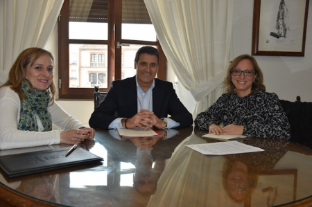 Firma del convenio entre la asociación y el Ayuntamiento de Baza (AYTO. BAZA) Firma del convenio entre la asociación y el Ayuntamiento de Baza (AYTO. BAZA)