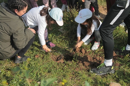Escolares durante la regeneración de Barranco Corvales (AYTO. LA ZUBIA) 