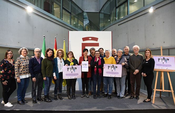 Foto de familia con la asociación `Mujeres Sordas 10 de Febrero` (J. GROSSO / DIPGRA)