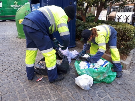 Recogida de basura en la Plaza de la Romanilla (AYTO. GRANADA) 