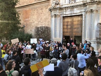Imagen de la concentración a las puertas del Hospital Real (UGR) 