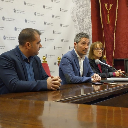El Concejal de empleo, Manuel Olivares, en rueda de prensa (JAVIER ALGARRA)