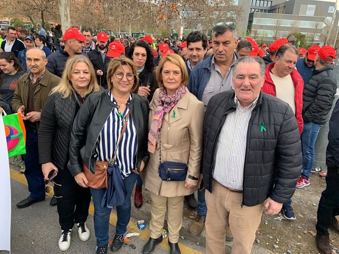 Miembros del equipo de gobierno del Ayuntamiento de Motril han acudido a la tractorada (AYTO. MOTRIL)