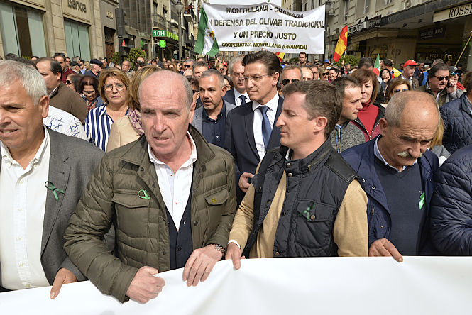 El Alcalde de Granada, Luis Salvador, ha acudido a la tractorada (JAVER ALGARRA)