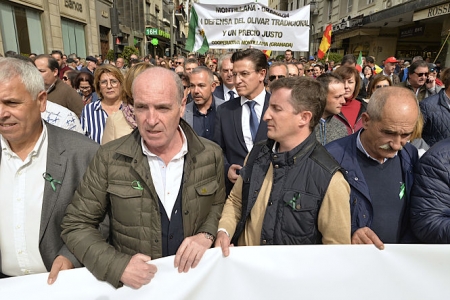 El Alcalde de Granada, Luis Salvador, ha acudido a la tractorada (JAVER ALGARRA)