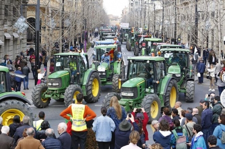 Imagen de los tractores circulando por la Gran Vía de Colon de Granada (ÁLEX CÁMARA/EUROPA PRESS) 