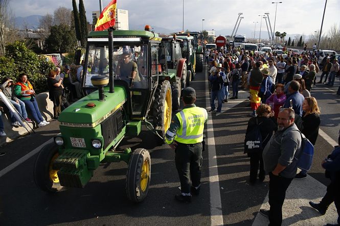 Imagen de tractores y manifestantes cortando la A-44 en la movilización de este miércoles (ÁLEX CÁMARA/EUROPA PRESS) 