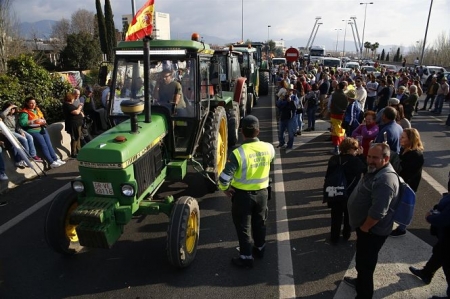Imagen de tractores y manifestantes cortando la A-44 en la movilización de este miércoles (ÁLEX CÁMARA/EUROPA PRESS) Imagen de tractores y manifestantes cortando la A-44 en la movilización de este miércoles (ÁLEX CÁMARA/EUROPA PRESS)