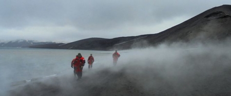 Investigadores y personal de apoyo atravesando una zona de fumarolas en Caleta Péndulo, isla Decepción (UGR)