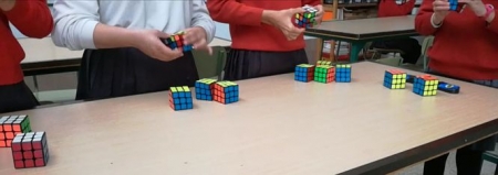 Niños con cubos de Rubik (CAJA GRANADA FUNDACIÓN)