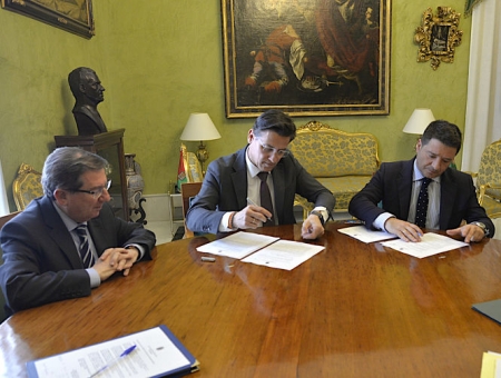 Imagen de la firma de laoperación de confirming (JAVIER ALGARRA)