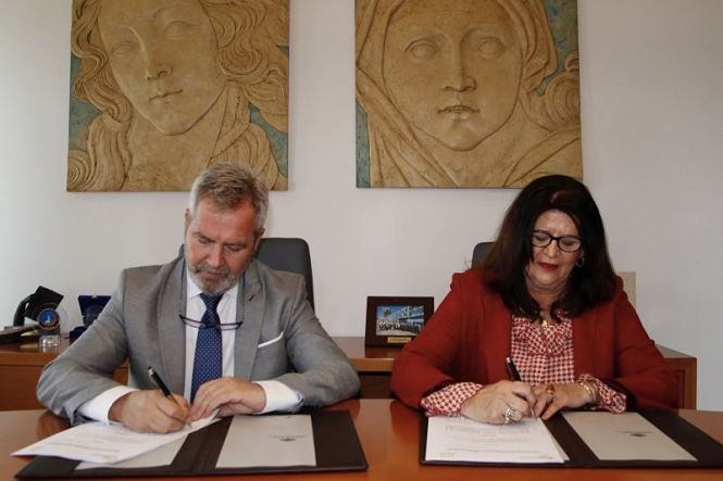 La vicepresidenta de `Granada Internacional`, Pilar Sierra Gómez, y el presidente del Puerto de Motril, José García Fuentes (AUTORIDAD PORTUARIA DE MOTRIL) 