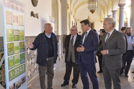 Luis Salvador ha visitado la expocisión del Banco de alimentos (JAVIER ALGARRA)
