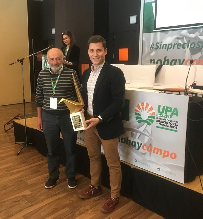 Imagen del galardón recibido por Correos de parte de la organización UPA Granada (CORREOS)