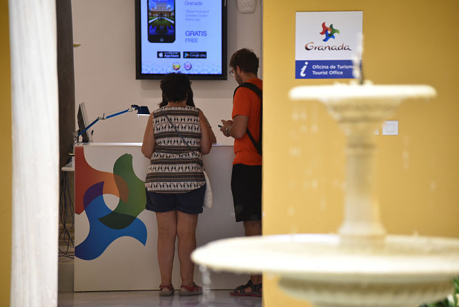 Turistas en la Oficina de turismo (J. GROSSO / DIPGRA)