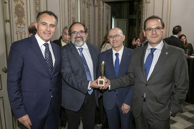 Miembros de la UGR han recogido el galardón (UGR)