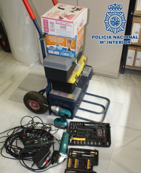 Herramientas incautadas tras un robo (POLICÍA NACIONAL) Herramientas incautadas tras un robo (POLICÍA NACIONAL)
