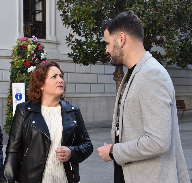 Mari Carmen Pérez y Chus Fernández en la Plaza del Carmen (IU GRANADA)