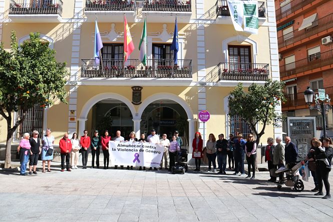 Cinco minutos de silencio en Almuñécar contra la Violencia de género (AYTO. ALMUÑÉCAR)