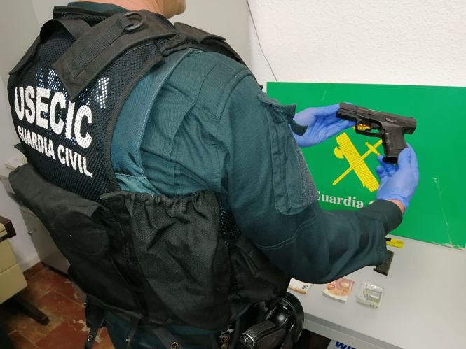 Un Guardia CIvil de la Usecic con una de las pistolas incautadas (GUARDIA CIVIL)