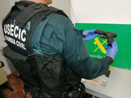 Un Guardia CIvil de la Usecic con una de las pistolas incautadas (GUARDIA CIVIL) Un Guardia CIvil de la Usecic con una de las pistolas incautadas (GUARDIA CIVIL)