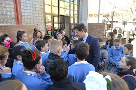 Luis Salvador ha celebrado el Dia de Andalucia con escolares granadinos (JAVIER ALGARRA)