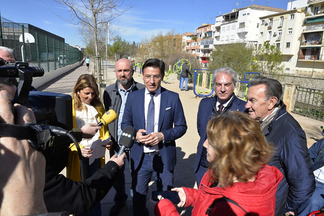 Visita de Luis Salvador al barrio de Bola de Oro (JAVIER ALGARRA)