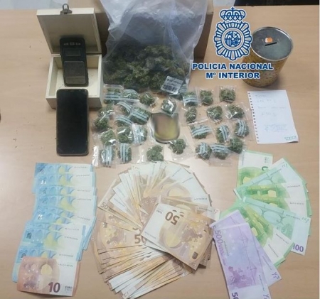 Dinero y droga incautada (POLICÍA NACIONAL) Dinero y droga incautada (POLICÍA NACIONAL)