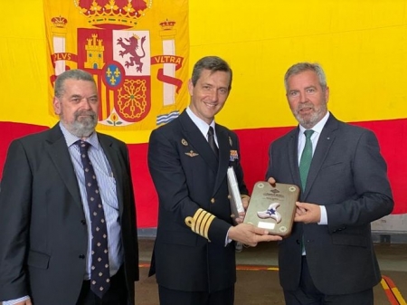 José García Fuentes entrega la metopa al comandante del barco, Vicente Cuquerella Gamboa (PUERTO DE MOTRIL) 