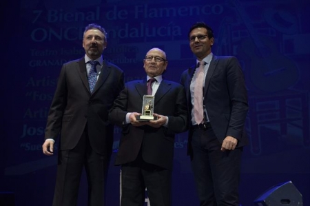 El maestro `Fosforito` premiado en la ` VII Bienal Flamenca` por su trayectoria artística (ONCE) 