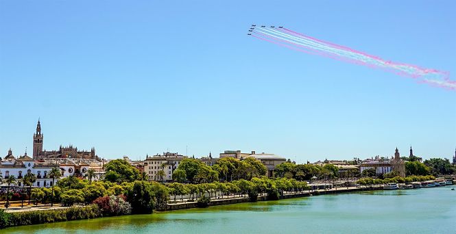Día de las Fuerzas Armadas 2019. Patrulla Águila sobre el cielo de Sevilla (EDUARDO BRIONES - EUROPA PRESS) 