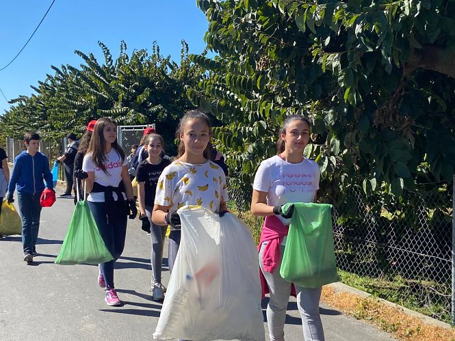 Escolares durante la recogida de basuras (AYTO. ALMUÑÉCAR)
