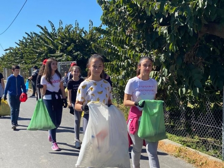 Escolares durante la recogida de basuras (AYTO. ALMUÑÉCAR)