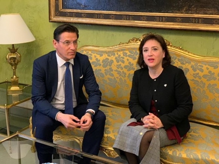 Sandra García junto al Alcalde de Granada, Luis Salvador (SUBDELEGACIÓN) 